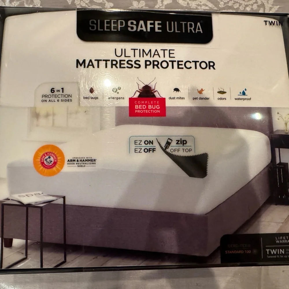 NWT SLEEPSAFE White Mattress Protector. Size: TWIN